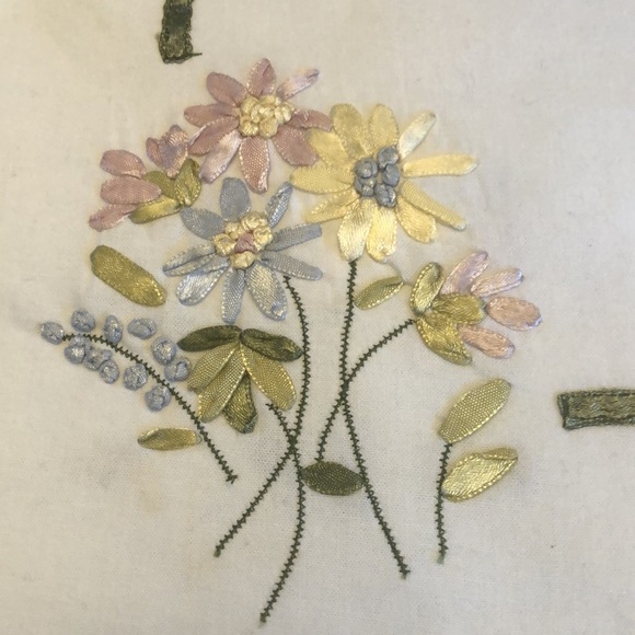 2 placements or table runner Never used - Picture 2 of 3